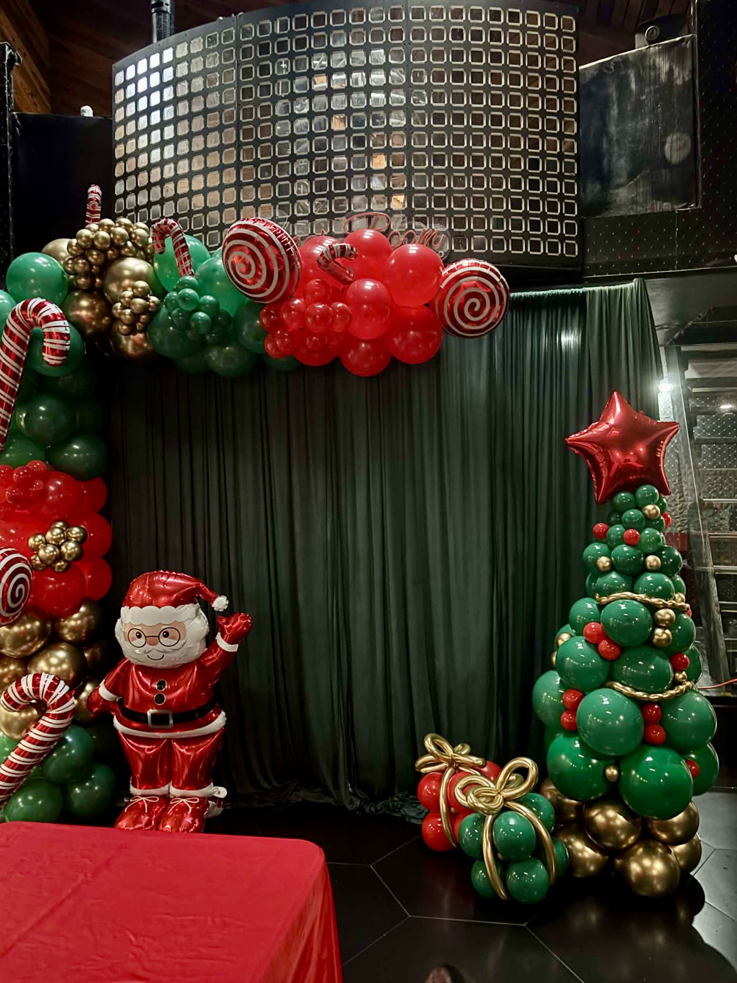 Christmas balloon arch setup