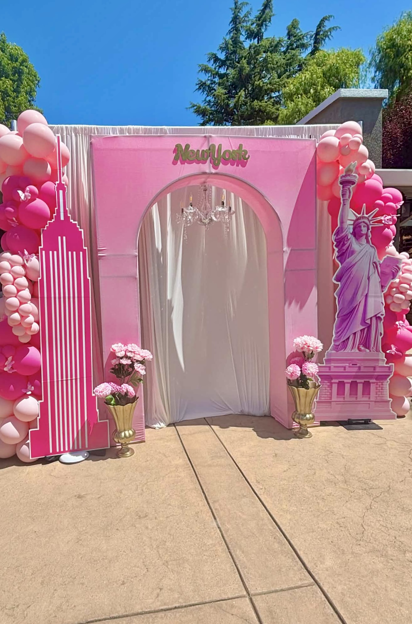 Barbie NYC themed balloon arch